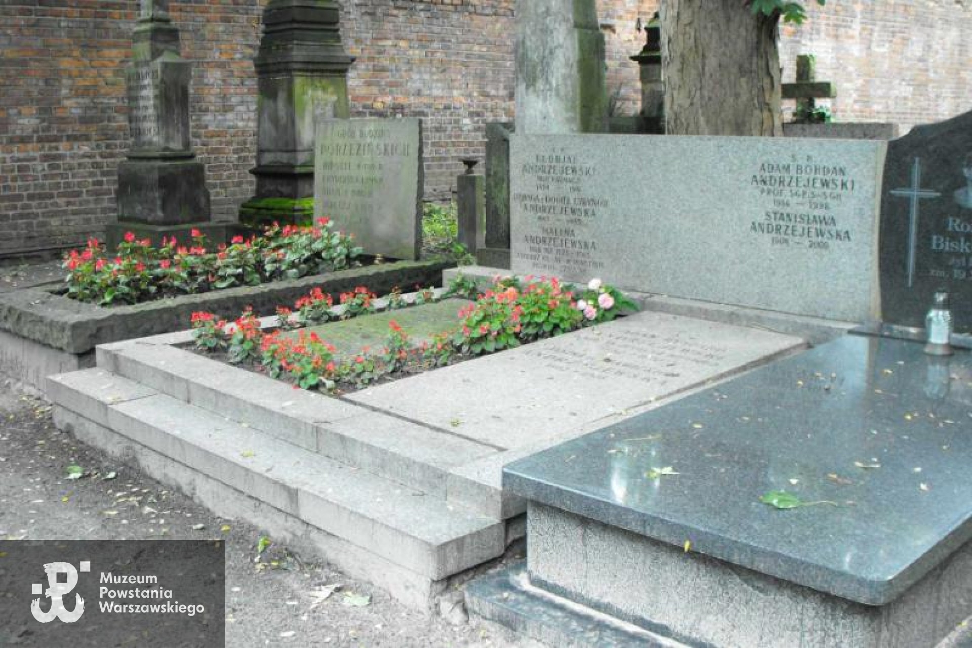 Źródło: https://cmentarze.um.warszawa.pl/pomnik.aspx?pom_id=12325 [dostęp: 28.10.2025].