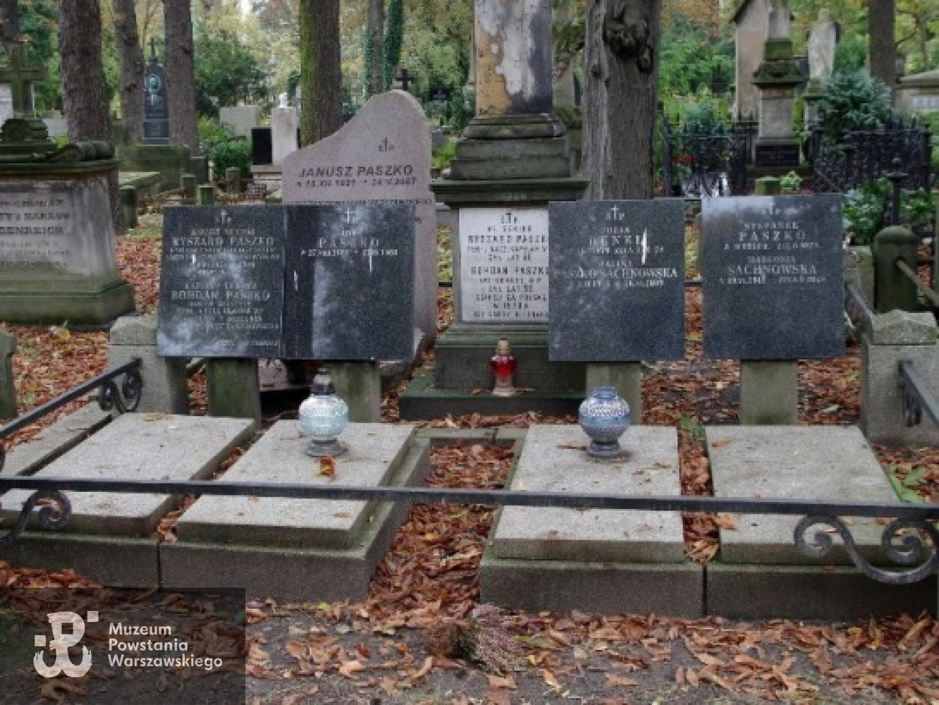 Źródło: https://wawamlynarska.grobonet.com/grobonet/start.php?id=detale&idg=8907 [dostęp: 13.11.2025].