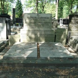 Grób symboliczny na Starych Powązkach w Warszawie. Źródło: https://cmentarze.um.warszawa.pl/pomnik.aspx?pom_id=36803 [dostęp: 06.02.2026].