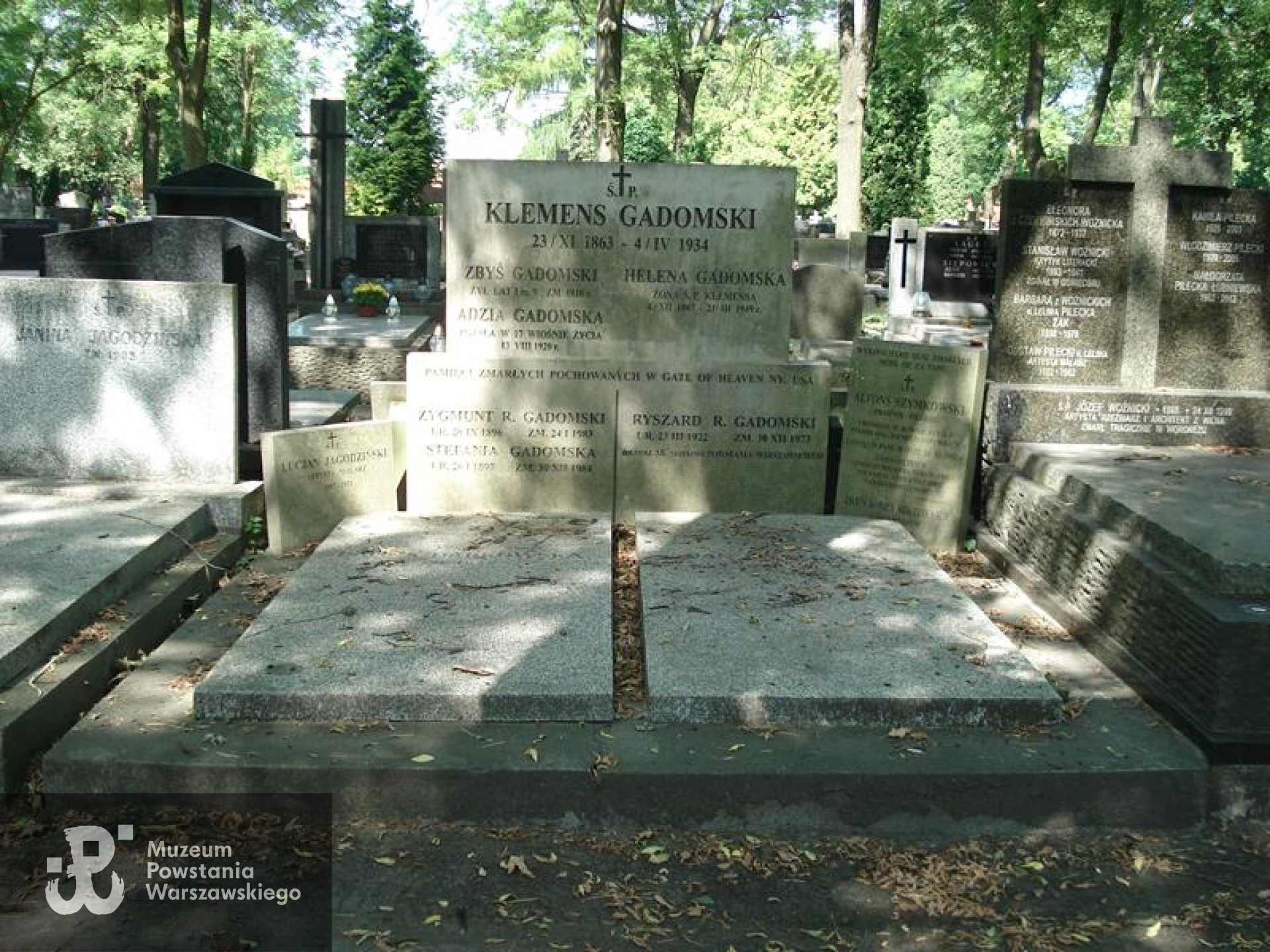 Grób symboliczny na Starych Powązkach w Warszawie. Źródło: https://cmentarze.um.warszawa.pl/pomnik.aspx?pom_id=36803 [dostęp: 06.02.2026].