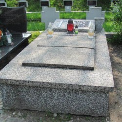 Źródło: https://skierniewiceparafialny.grobonet.com/grobonet/start.php?id=detale&idg=18906 [dostęp: 13.11.2025].