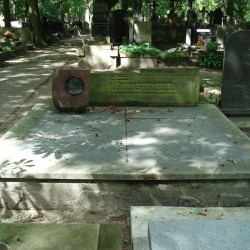 Źródło: https://cmentarze.um.warszawa.pl/pomnik.aspx?pom_id=45493 [dostęp: 14.05.2025].