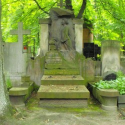 Źródło: https://cmentarze.um.warszawa.pl/pomnik.aspx?pom_id=19264 [dostęp: 9.04.2025].