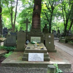 Źródło: https://cmentarze.um.warszawa.pl/pomnik.aspx?pom_id=18729 [dostęp: 2.06.2026].