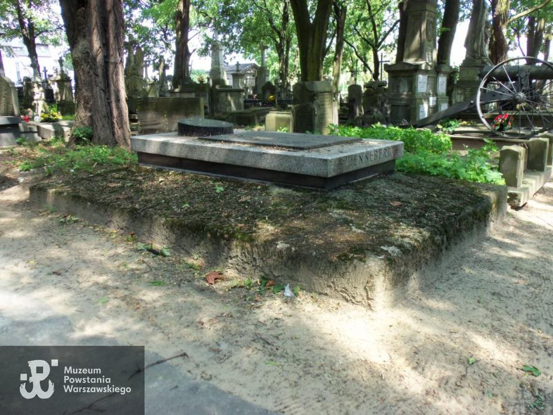 Grób symboliczny na Starych Powązkach w Warszawie. Źródło: https://cmentarze.um.warszawa.pl/pomnik.aspx?pom_id=1064 [dostęp: 09.02.2026].