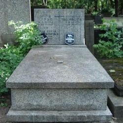 Źródło: https://cmentarze.um.warszawa.pl/pomnik.aspx?pom_id=46922 [dostęp: 10.04.2025].