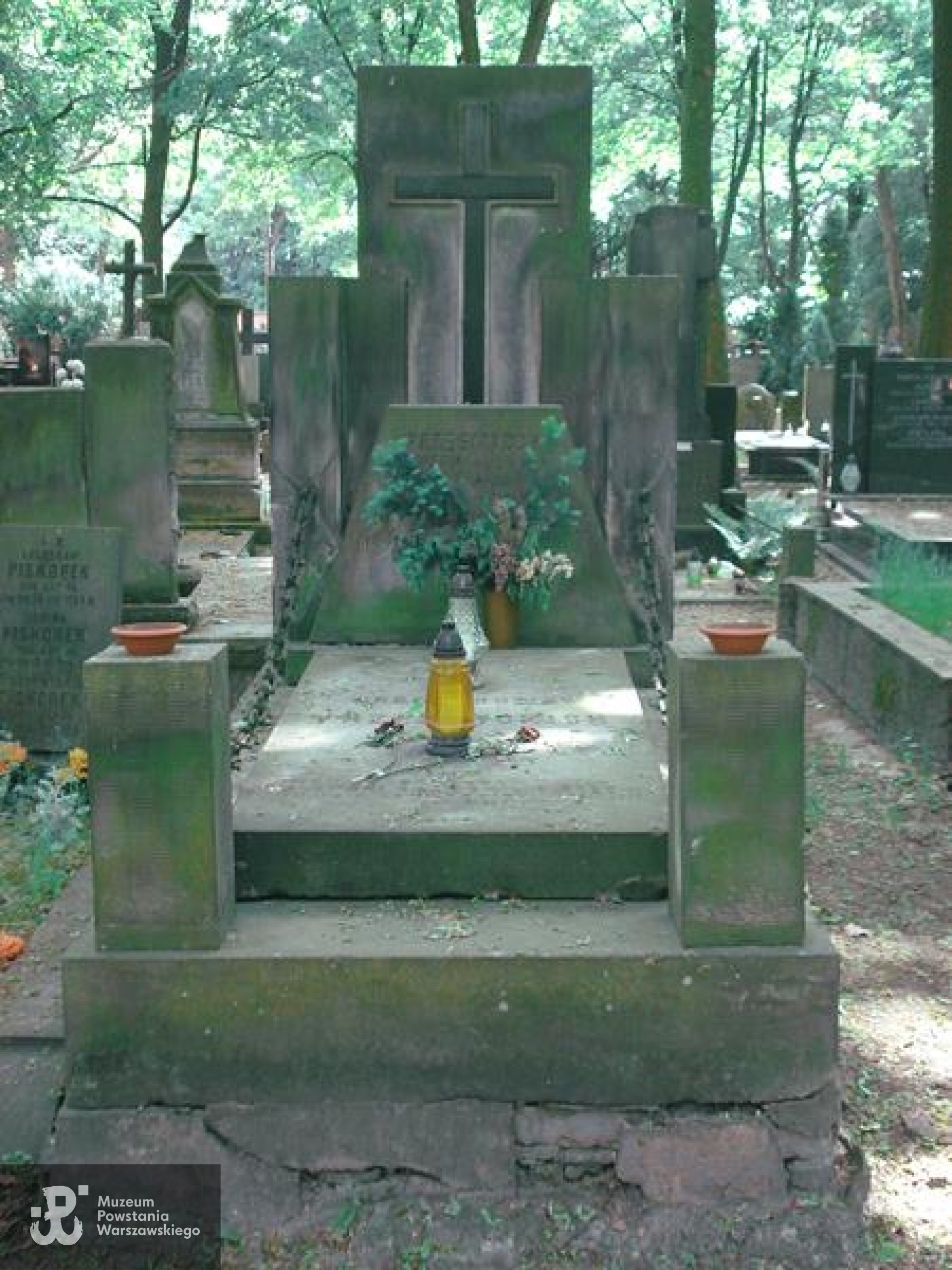 Źródło: https://cmentarze.um.warszawa.pl/pomnik.aspx?pom_id=62098 [dostęp: 23.04.2025].