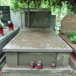 Źródło: https://cmentarze.um.warszawa.pl/pomnik.aspx?pom_id=31299 [dostęp: 07.07.2026].