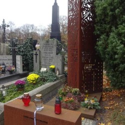 Źródło: https://cmentarze.um.warszawa.pl/pomnik.aspx?pom_id=25802 [dostęp: 11.09.2025].