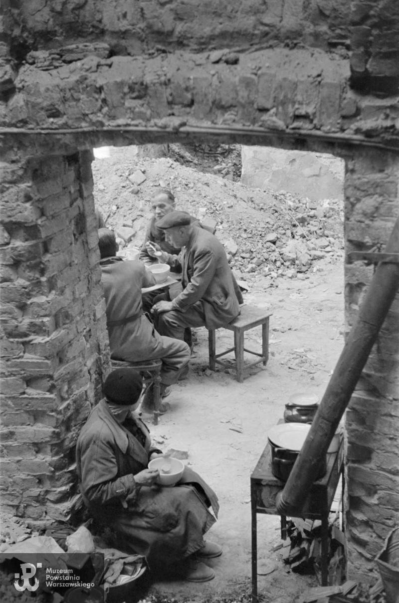 Kuchnia dla mieszkańców kamienicy przy ul. Świętokrzyskiej, na odcinku między Marszałkowską a Zielną. Wrzesień 1944. Fot. Sylwester Braun „Kris”/MPW