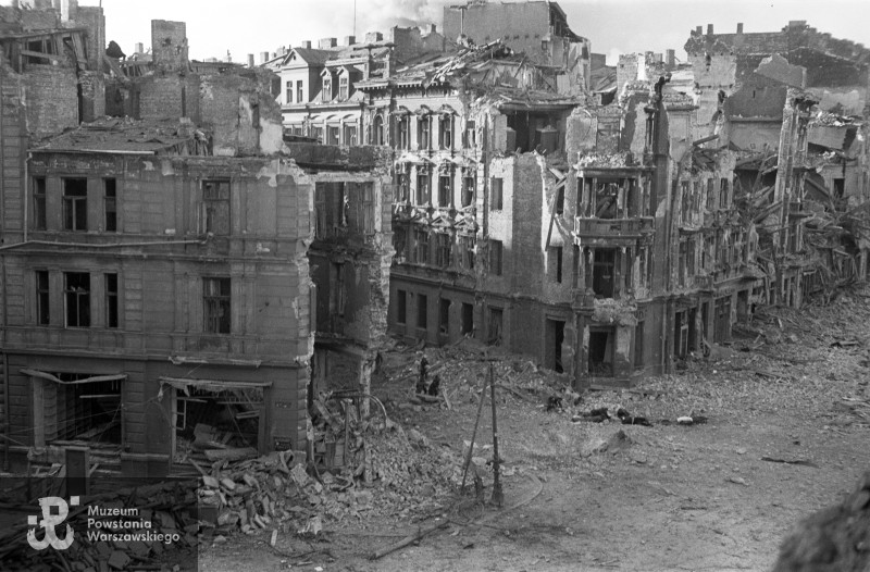 Na skrzyżowaniu Marszałkowskiej, Śniadeckich i Koszykowej. Druga połowa września 1944. Fot. Sylwester Braun „Kris”/MPW