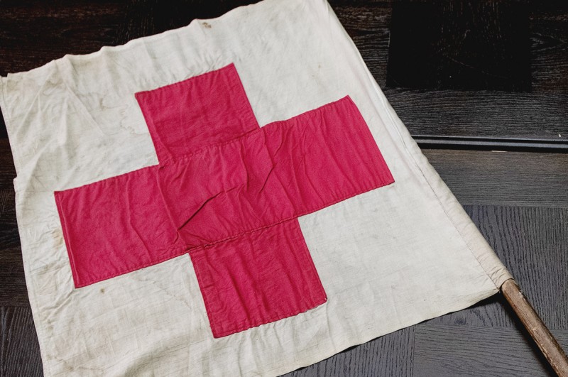 Historyczna Flaga Polskiego Czerwonego Krzyza Przekazana Do Muzeum Powstania Warszawskiego