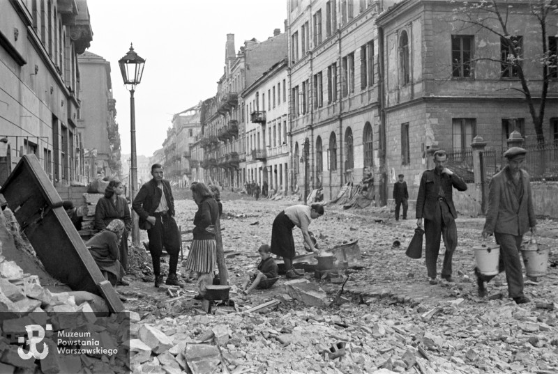 Ulica Śliska. Ujęcie w kierunku zachodnim. Oczekiwanie na zupę. Druga połowa sierpnia 1944. Fot. Sylwester Braun „Kris”/MPW