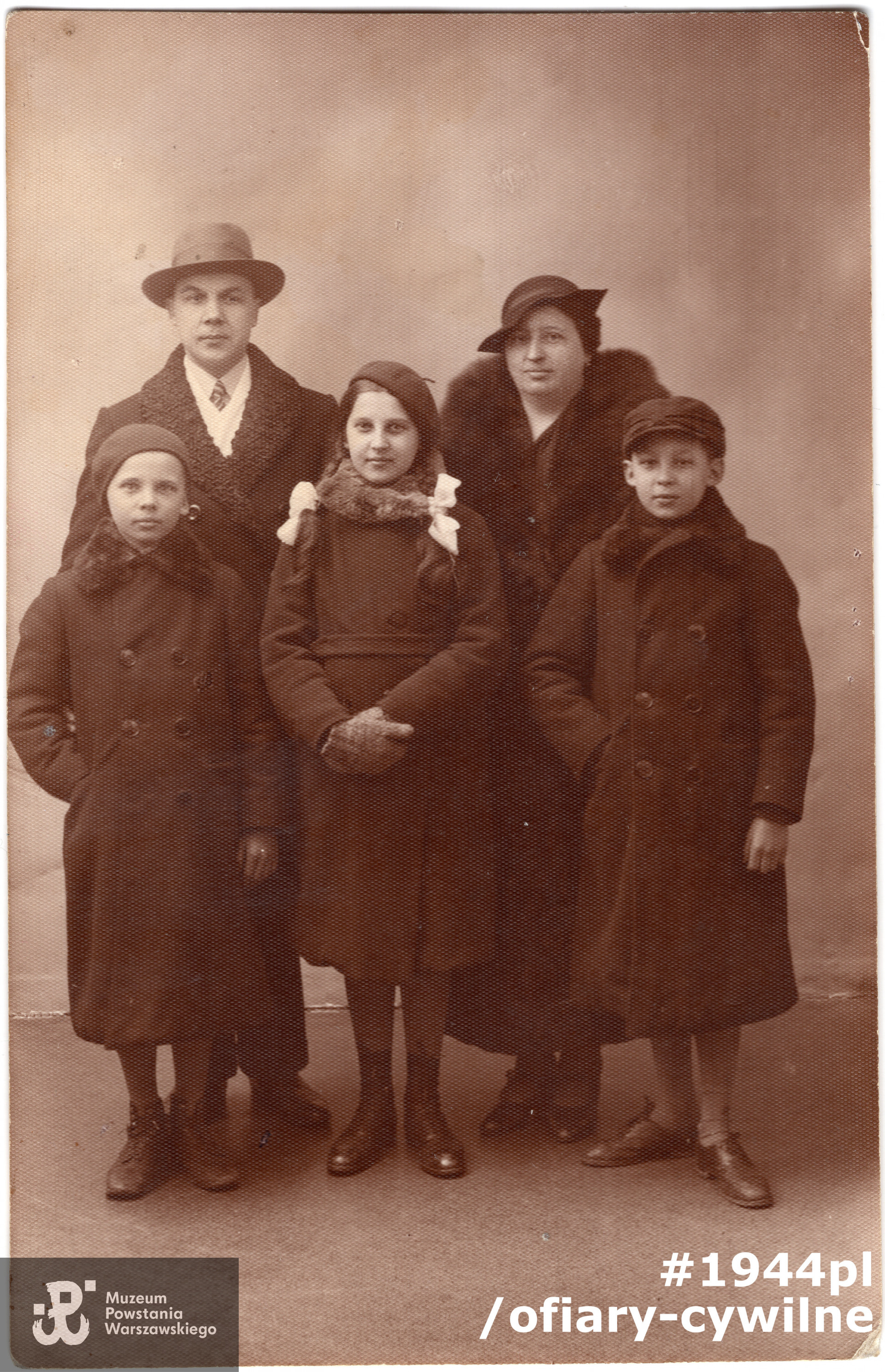 Rodzina Bielakowskich; Walenty i Jadwiga oraz ich dzieci od lewej Andrzej, Anna Waleria i Zygmunt, fotografię udostępni Pan Piotr Chełmiński