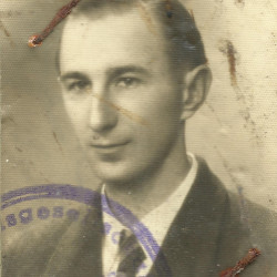 Stefan Sieradzan (1918-1944, fotografia  z legitymacji pracowniczej udostępniona przez p. Dariusza Sieradzana