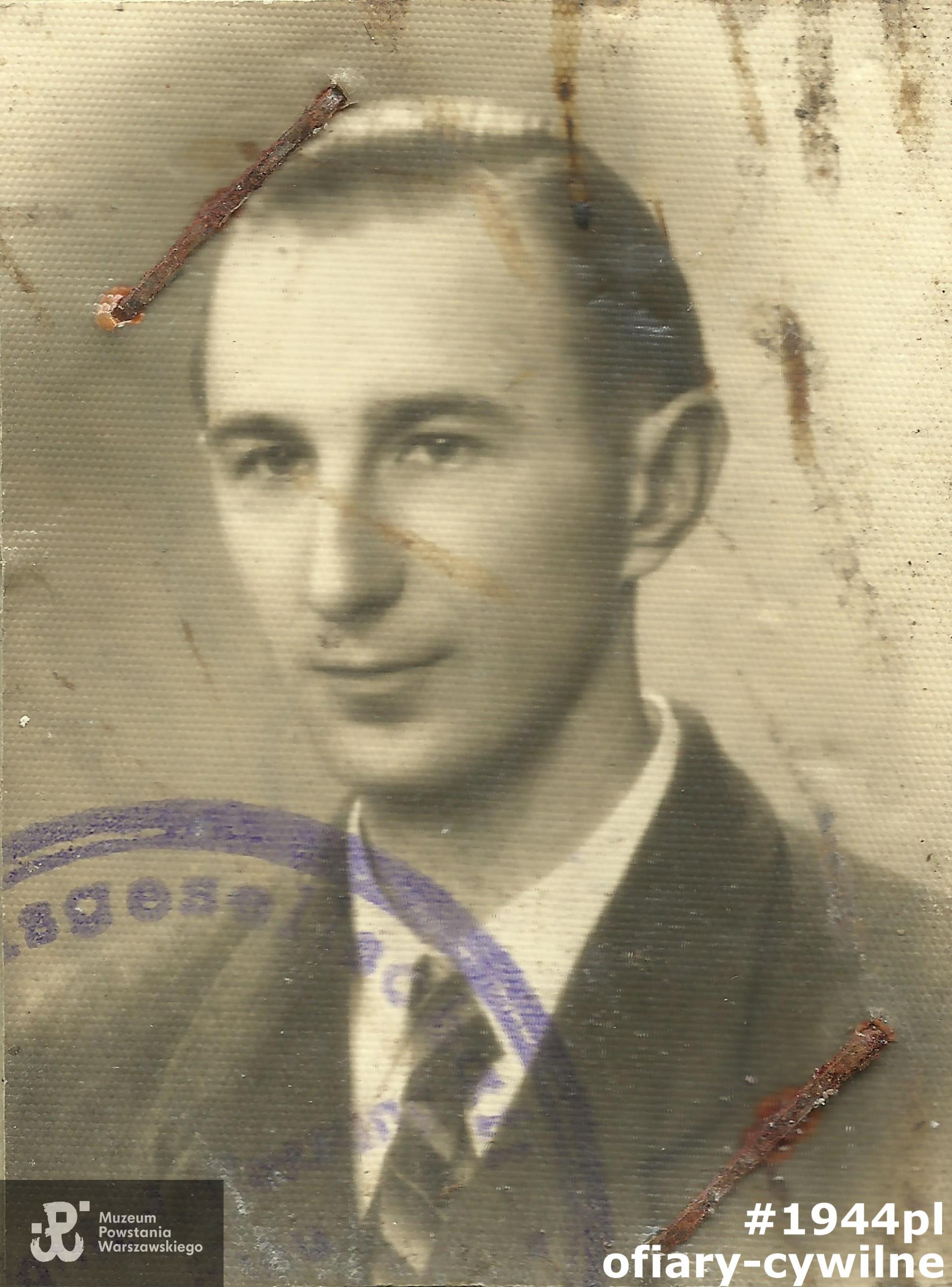 Stefan Sieradzan (1918-1944, fotografia  z legitymacji pracowniczej udostępniona przez p. Dariusza Sieradzana