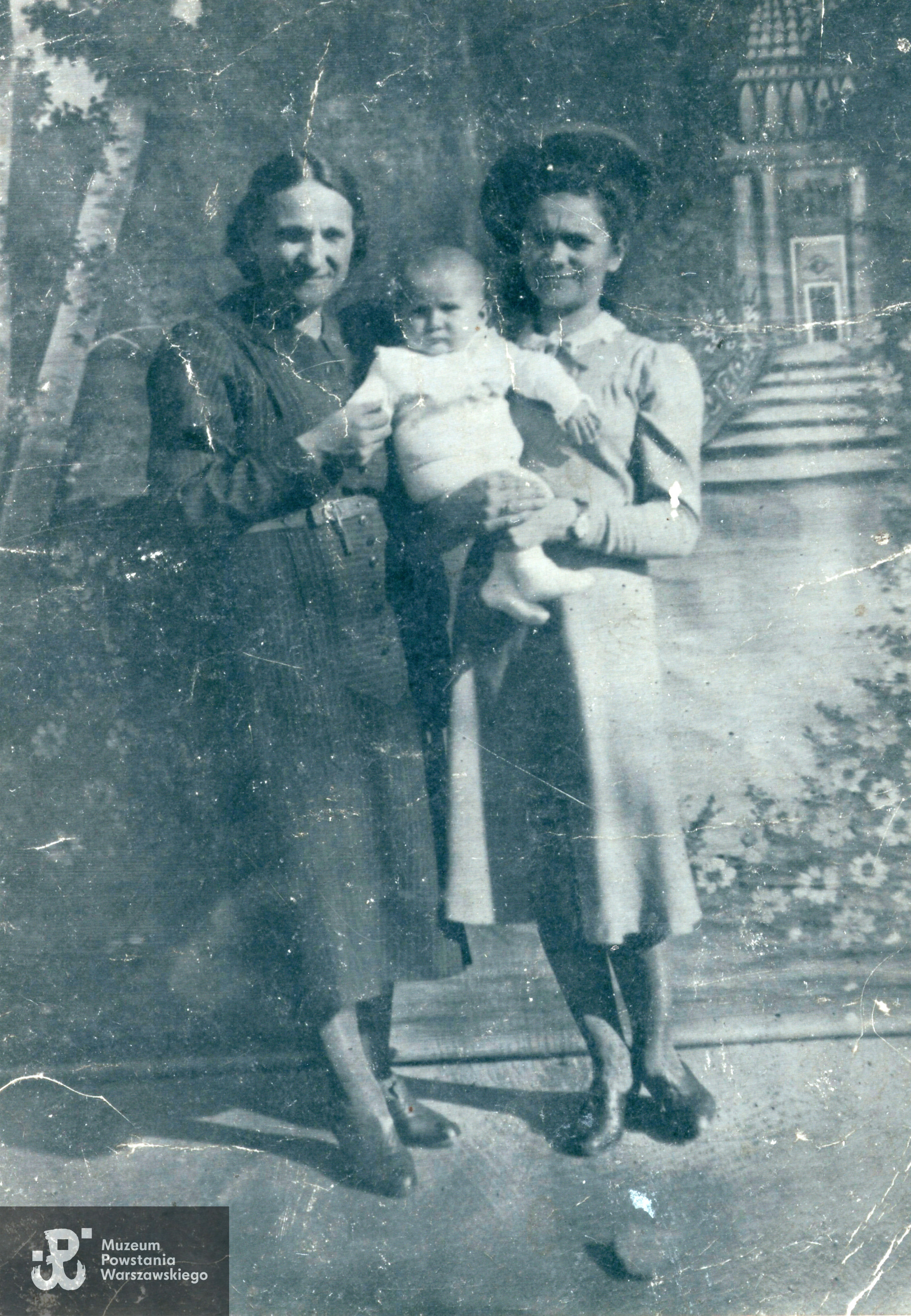 Od lewej Maria Kuśmierczyk I voto Ziemba II voto Syska i Hanna Słabuszewska z synem Januszem, fotografia (kopia) ze zbiorów Muzeum Powstania Warszawskiego nr akcesji P/8067/14 dar Pani Józefy Ziemby