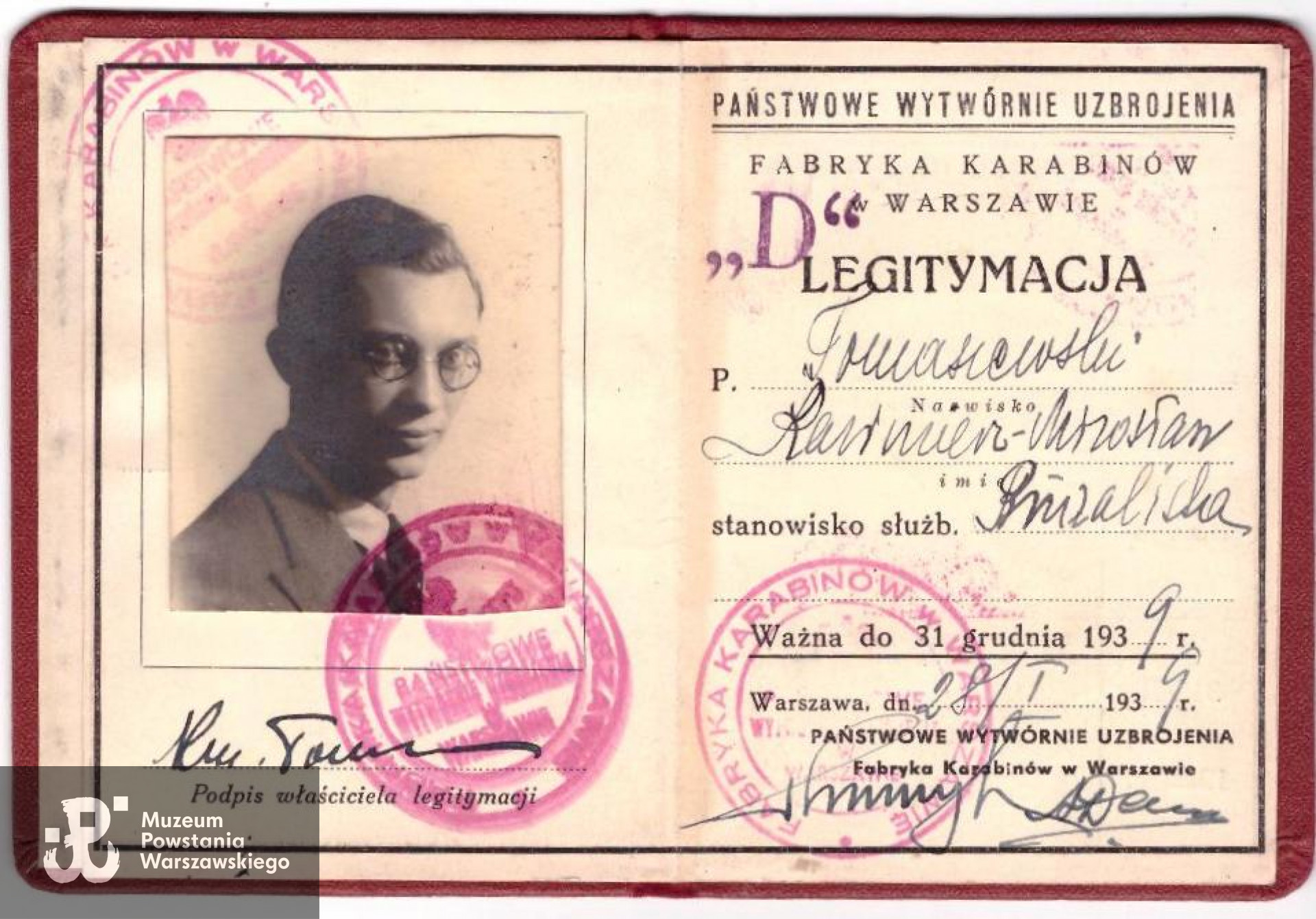 Legitymacja służbowa Kazimierza Tomaszewskiego wystawiona przez Państwową Fabrykę Karabinów w Warszawie, udostępnił Pan Piotr Tomaszewski