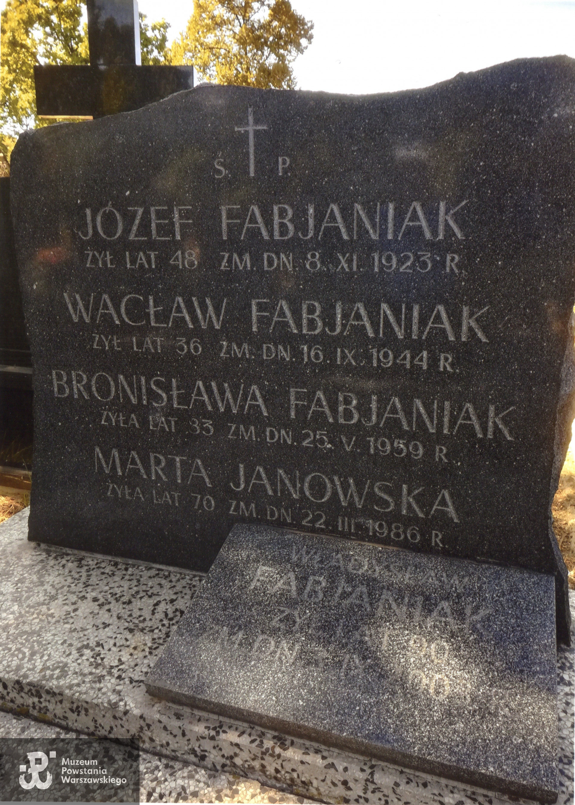 Fotografia tablicy nagrobnej na Cmentarzu Bródnowskim