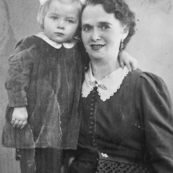 Józefa Myczka I voto Podolska z wnuczką Tereską Różalską zdjęcie wykonane w 1943 r. fotografię udostępnił Pan Tomasz Wołukaniec