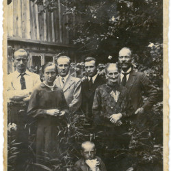Od lewej; Marian Karcz, Sabina Karcz, Henryk Karcz, Antoni Środa,  Helena Karcz, Leon Karcz, fotografia wykonana  10.08.1936 r. w Dzietrzniku udostępnił Pan Bartłomiej Błaszkowski