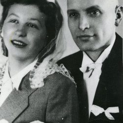 Zofia Rychlewska wraz z mężem Julianem zamordowani 6 sierpnia 1944 r. przy ul. Wolskiej 79/81. Zofia była w 8 miesiącu ciąży, zdjęcie ślubne udostępnione przez panią Olga Doleśniak-Harczuk