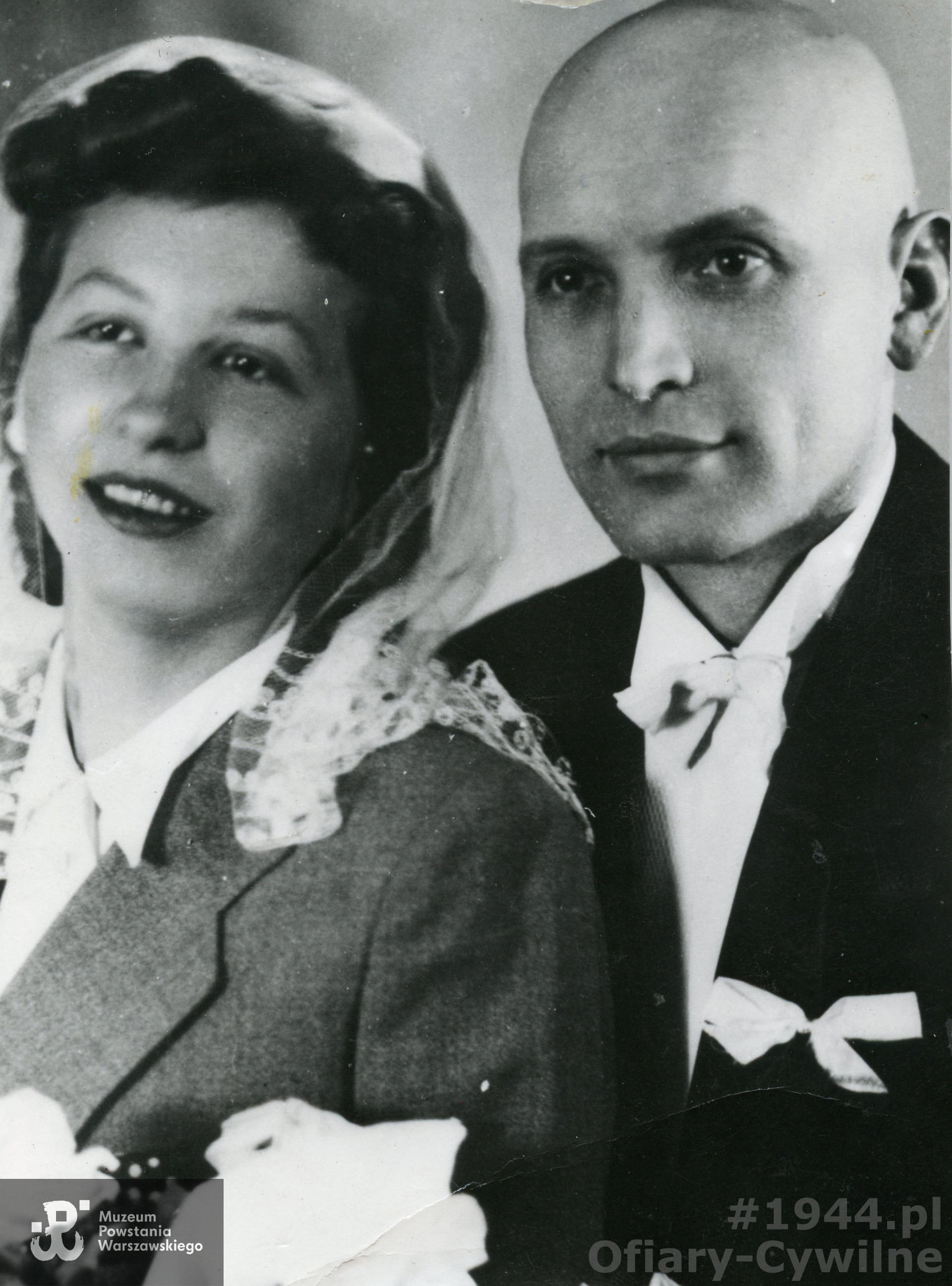 Zofia Rychlewska wraz z mężem Julianem zamordowani 6 sierpnia 1944 r. przy ul. Wolskiej 79/81. Zofia była w 8 miesiącu ciąży, zdjęcie ślubne udostępnione przez panią Olga Doleśniak-Harczuk