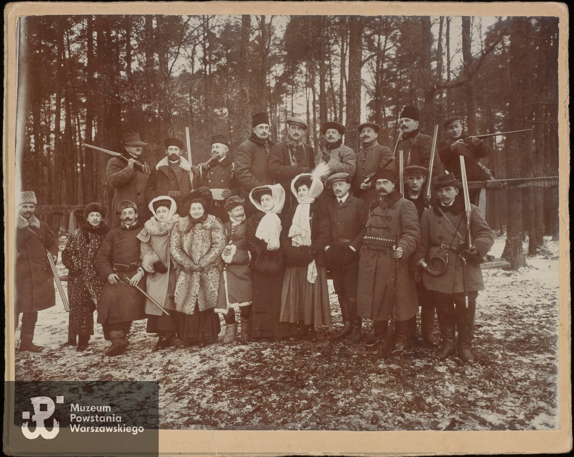 W pierwszym rzędzie od lewej: czwarta Izabela Krzywoszewska (żona Stefana). W drugim rzędzie od lewej: pierwszy Stefan Krzywoszewski, fotografia wykonana miedzy 1905 a 1910 r. zbiory Biblioteki Narodowej syg. F.25140/IV