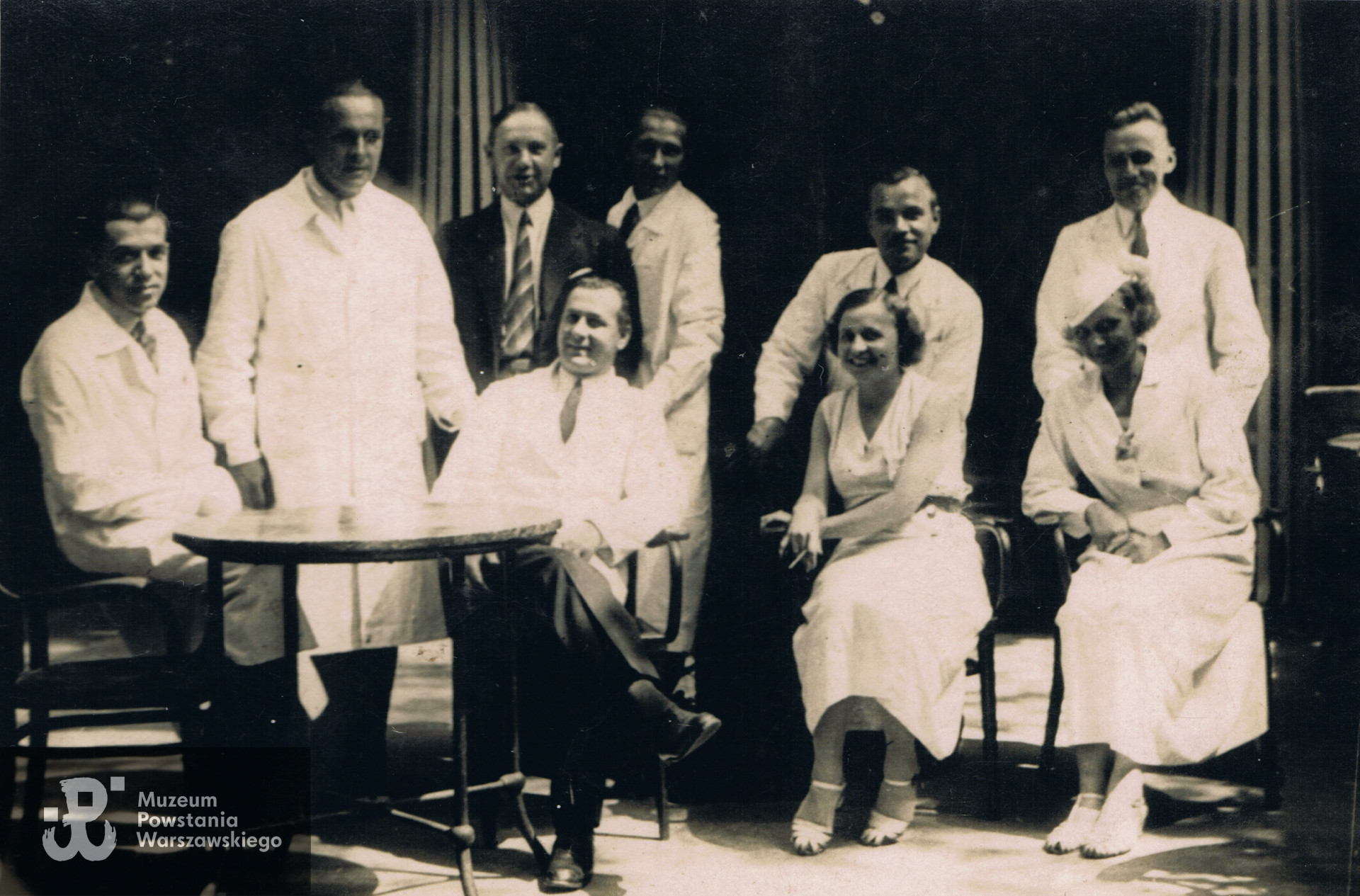 1936 r. Warszawa (najprawdopodobniej ogród restauracyjny Hotelu Polonia), Wacław stoi 4 od lewej, zdjęcie udostępniła Pani Ewa Gniadek