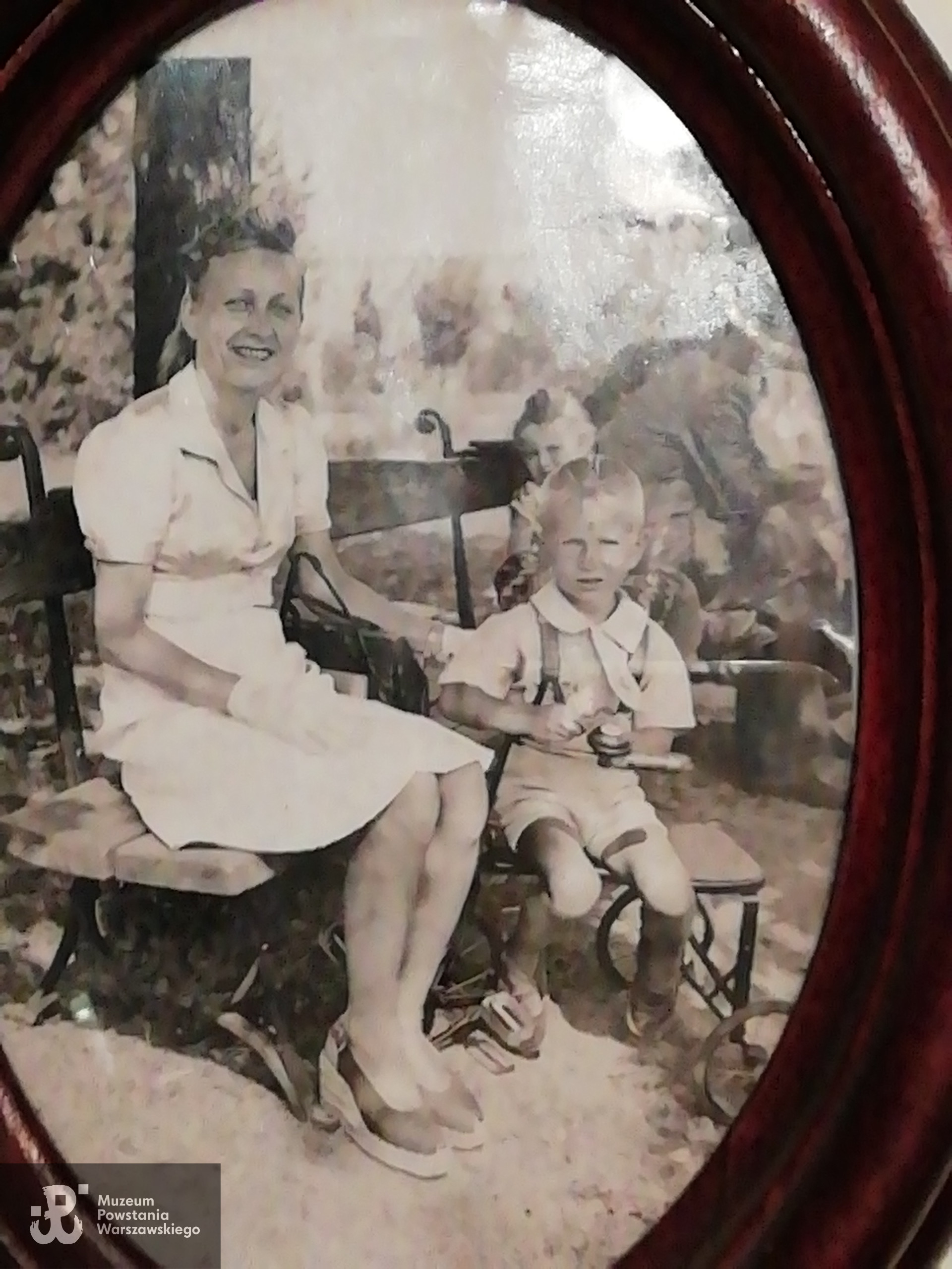 Ryszard Woźnica wraz z matką Stefanią, fotografię ze zbiorów rodzinnych udostępnił Pan Krzysztof Wożnica