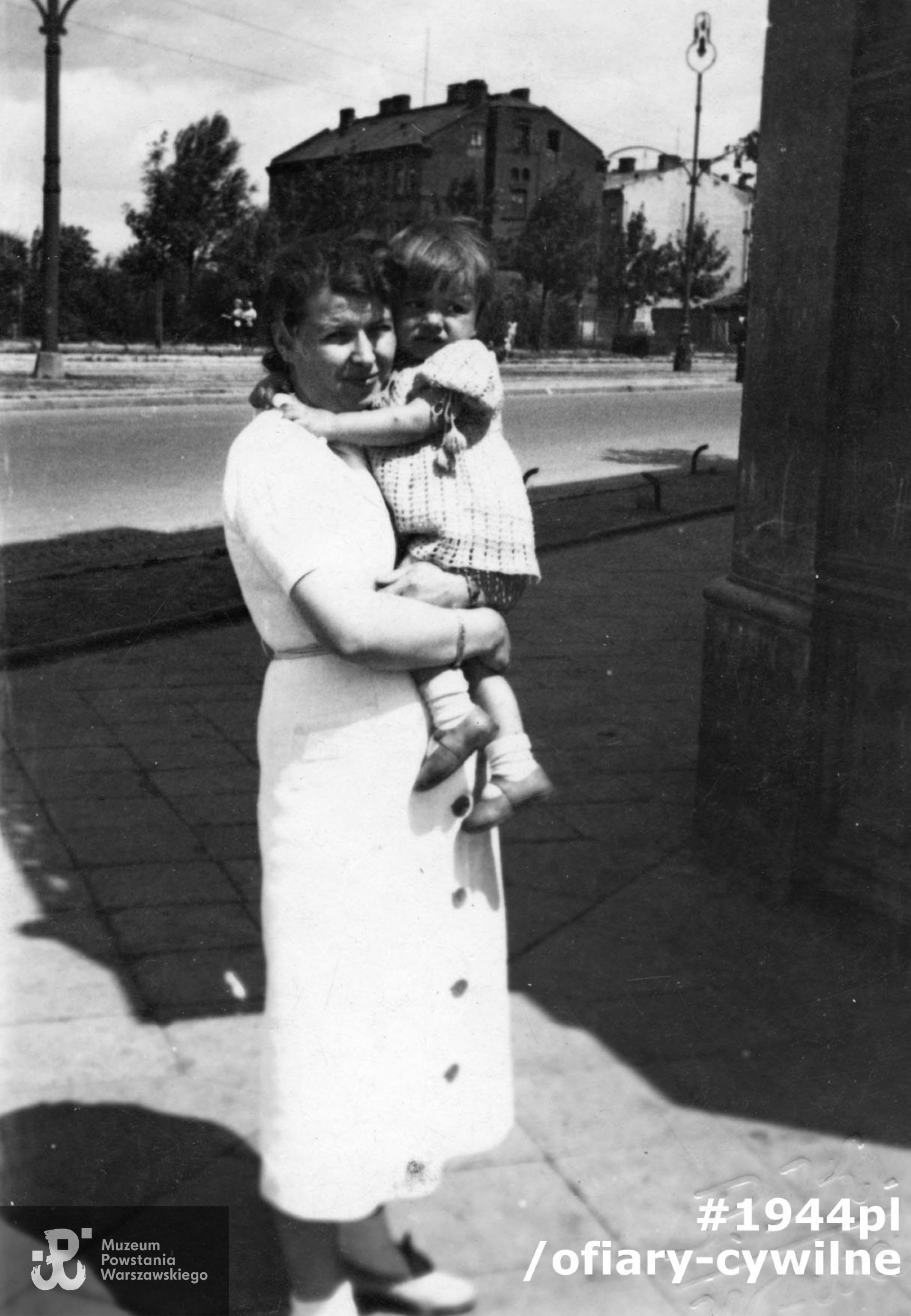 Irenka z matką Stanisławą, fotografia ze zbiorów Muzeum Powstania Warszawskiego syg. MPW-IP/7882 (dar Pani Bożeny Jóźwiak)
