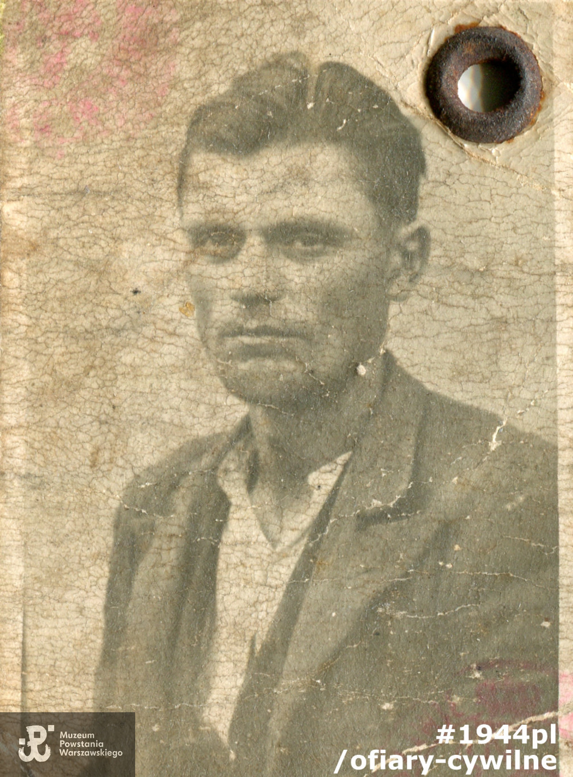 Jan Świstak, fotografia z okupacyjnej kenkarty ze zbiorów Muzeum Powstania Warszawskiego syg. MPW-A/3279 (P/3751)
