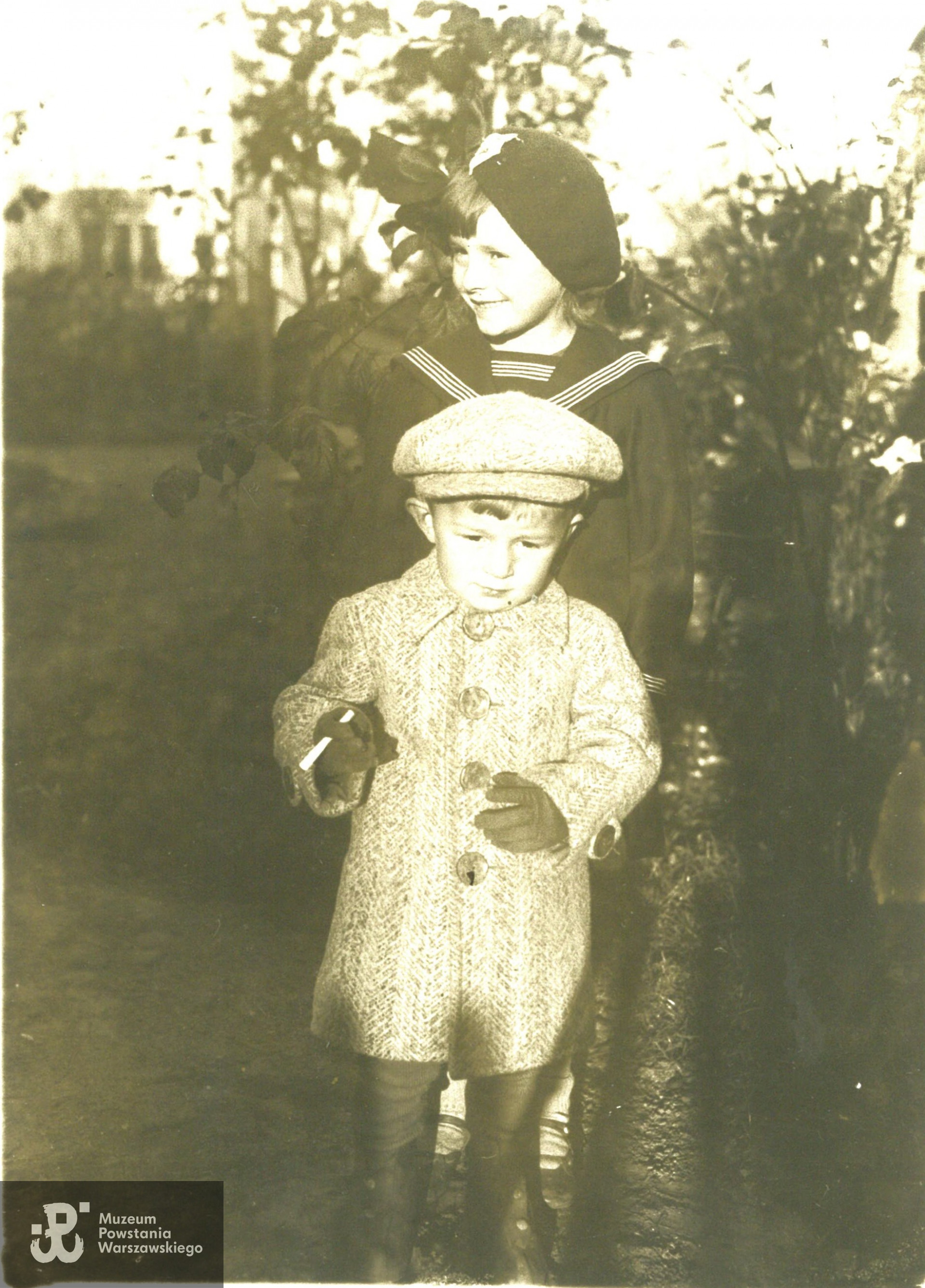 Jacek z siostrą Teresą, fotografia wykonana w Brześciu nad Bugiem w 1936 r., udostępnił Pan Jacek Jaworski