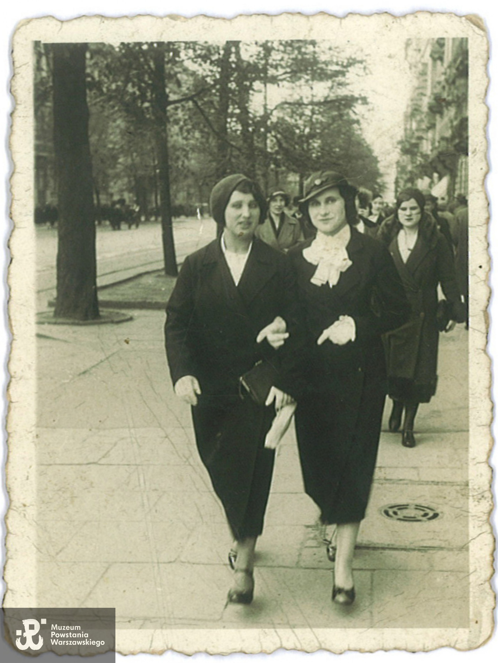 Po lewej stronie Genowefa Kubaszewska, fotografię udostępniła córka Pani Barbara Tomkiewicz