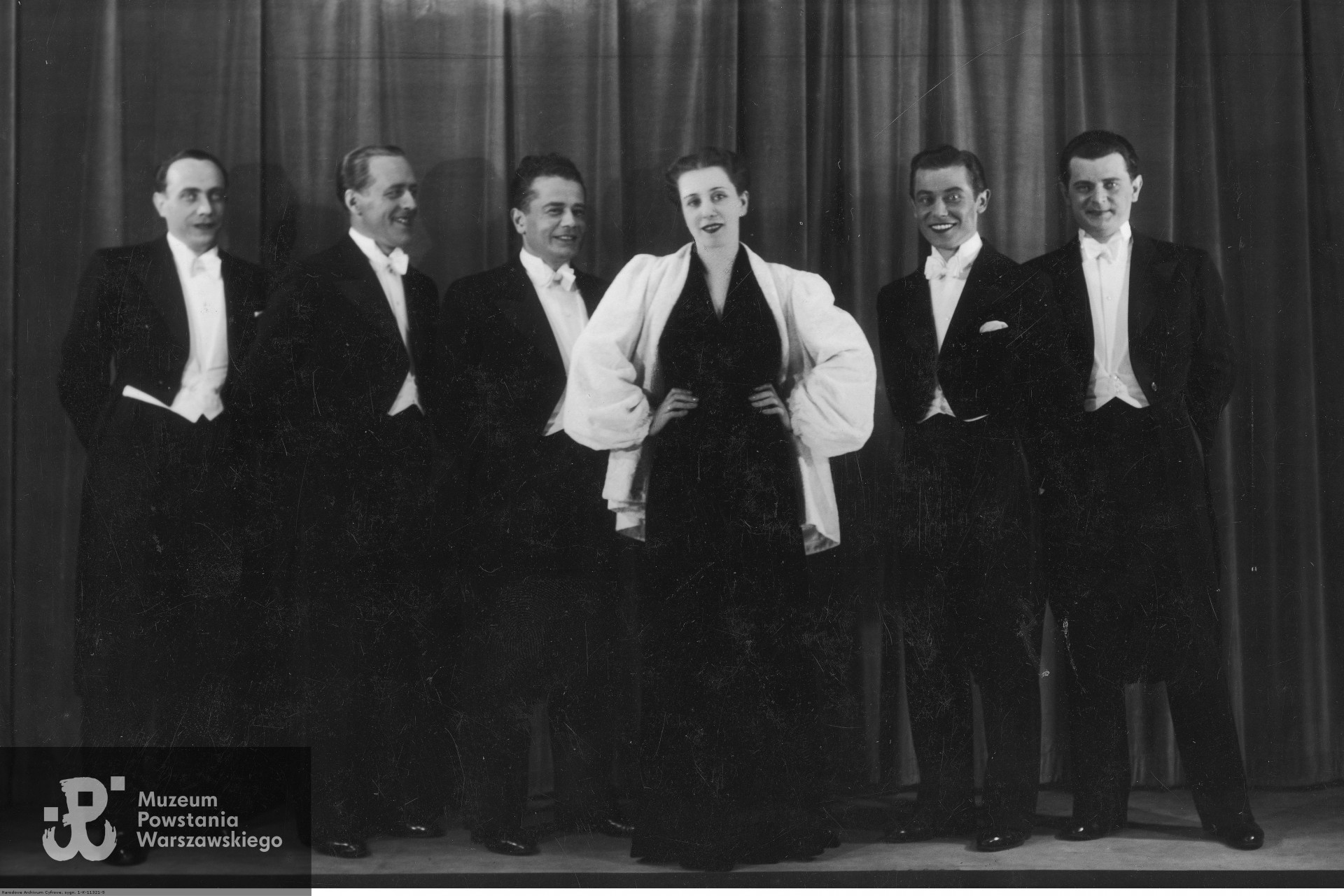 Czerwiec 1939 r. rewia „Strachy na Lachy” w kabarecie „Małe Qui Pro Quo” w Warszawie. Od lewej: Mieczysław Ziołkowski, Tadeusz Bogdanowicz, Władysław Dan, Tadeusz Jasłowski, Adam Wysocki oraz Zofia Godlewska, zdjęcie ze zbiorów Narodowego Archiwum Cyfrowego sygnatura: 1-K-11321-5