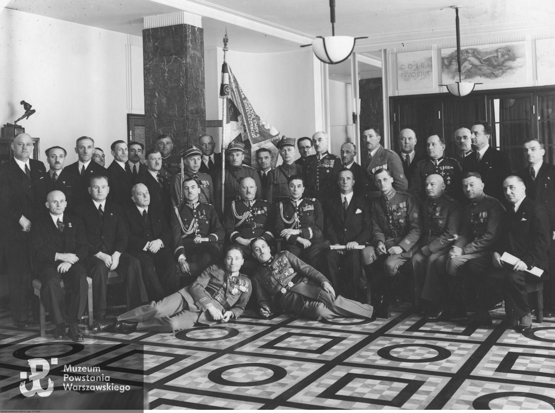 Fotografia grupowa uczestników zebrania Stowarzyszenia byłej Armii Polskiej we Francji z okazji 20 rocznicy przybycia armii do kraju. Leżą: por. M. Szmigiero i prezes okręgu warszawskiego Stowarzyszenia por. N. Wentowski. Siedzą od lewej: prezes chorzowskiego oddziału Stowarzyszenia W. Simiński, prezes okręgu śląskiego Stowarzyszenia T. Mańczyk, wiceprezes Zarządu Głównego Stowarzyszenia ppłk St. Skórski, gen. Kazimierz Schally, gen. Jerzy Wołkowicki, prezes Zarządu Głównego Stowarzyszenia gen. W. Piekarski, dr. A. Znamięcki, sekretarz generalny Stowarzyszenia mjr W. Giżycki, wiceprezes okręgu poznańskiego Stowarzyszenia L. Radaczyński, prezes równieńskiego oddziału Stowarzyszenia por. F. Wójcik i ppłk A. Borenstaedt. Stoją: skarbik Stowarzyszenia W. Dominiak, prezes okręgu krakowskiego Stowarzyszenia M. Królikiewicz, Kempka, Siedlecki, Raszke, Więch, skarbnik okręgu warszawskiego stowarzyszenia R. Syropolski, prezes okręgu lwowskiego Stowarzyszenia kpt. F. Ochman, chorąży okręgu warszawskiego Stowarzyszenia Ziółkowski, Skwarek, Kowalewski, redaktor J. Kamiński, ppłk G. Testardt-Obalski, prezes łódzkiego oddziału Stowarzyszenia Z. Gutner, prezes wołyńskiego okręgu Stowarzyszenia A. Miliński, prezes okręgu pomorskiego Stowarzyszenia kpt. Zieliński, ppłk Adam Skałkowski, mjr St. Łoziński i przewodniczący komisji odznaczeniowej Stowarzyszenia kpt. T. Matuszewski. Zdjęcie ze zbiorów Narodowego Archiwum Cyfrowego sygnatura: 1-P-1502