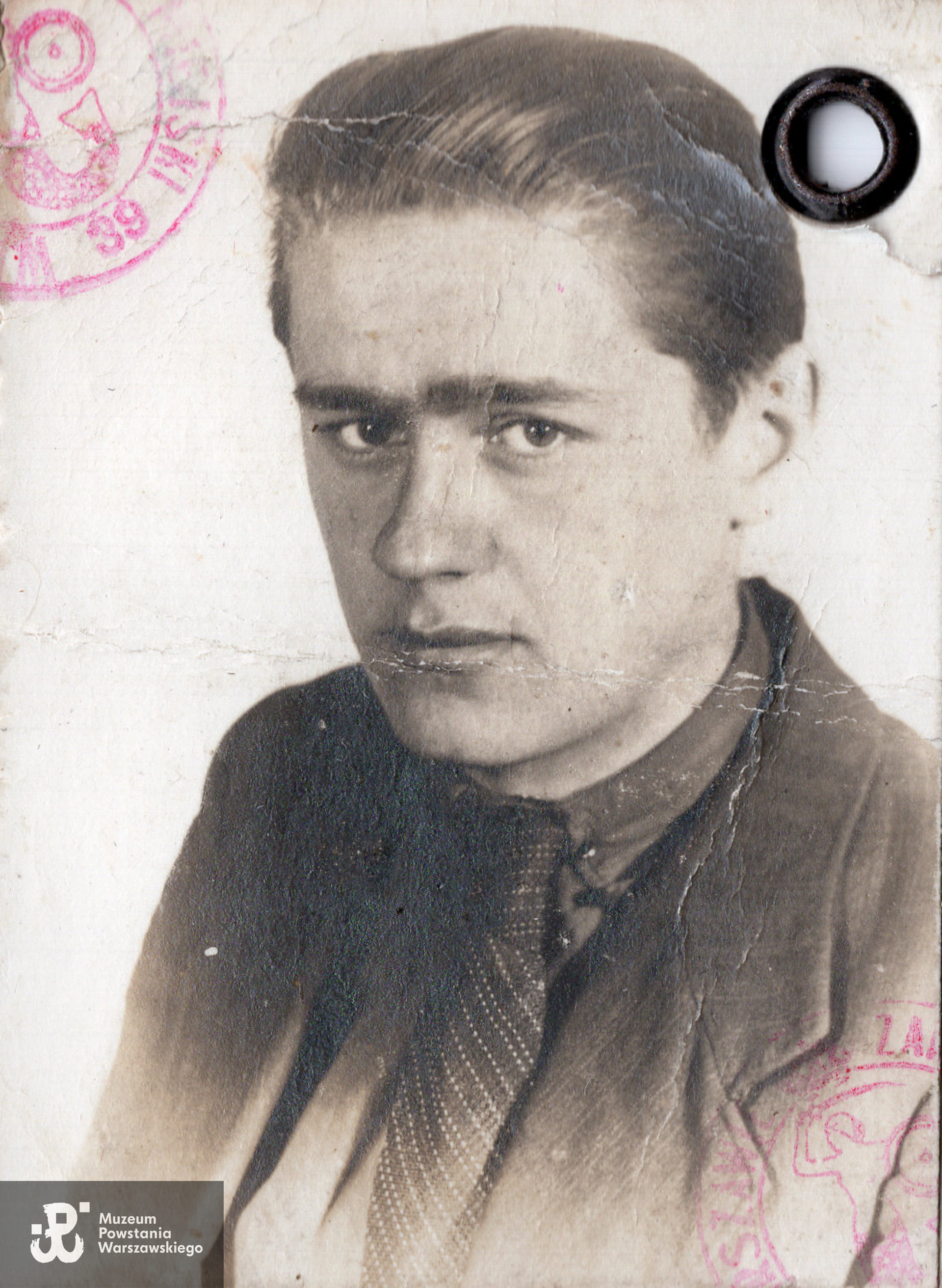 Fotografia z okupacyjnej kenkarty, zbiory Muzeum Powstania Warszawskiego syg, MPW-A-3438
