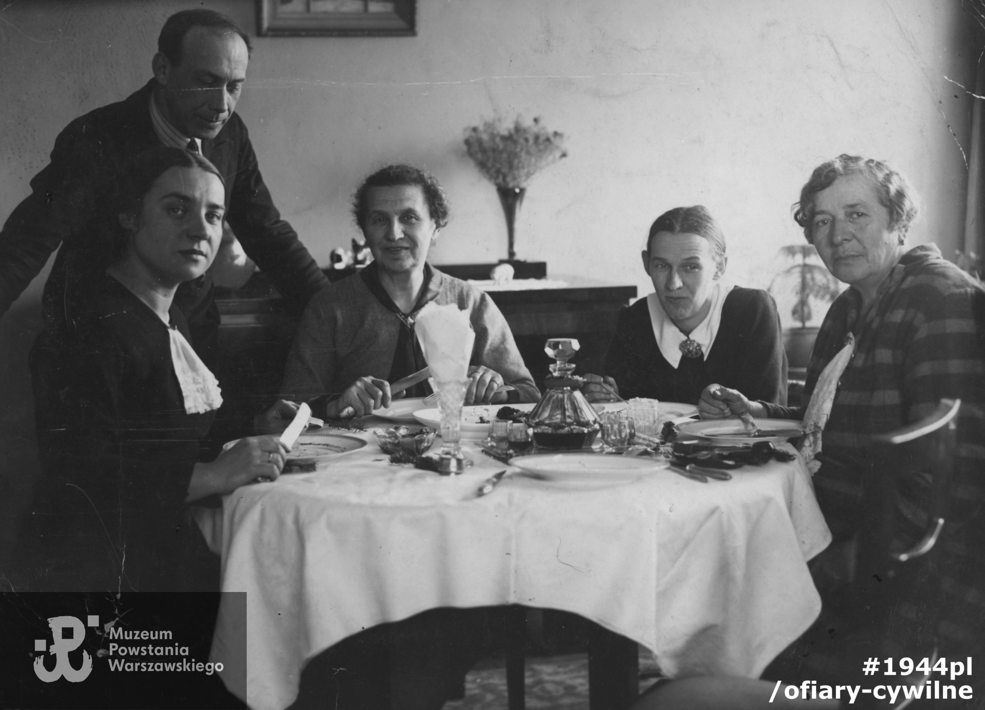 Zofia Dowgwiłło (pierwsza z lewej) wraz z meżem <a href = stanislaw-dowgwillo,7697.html> Stanisławem </a>  oraz teściową Jadwigą Ludgardą (1874-1955), pozostałe kobiety NN, fotografia ze zbiorów Muzeum Powstania Warszawskiego nr akcesji P/9166