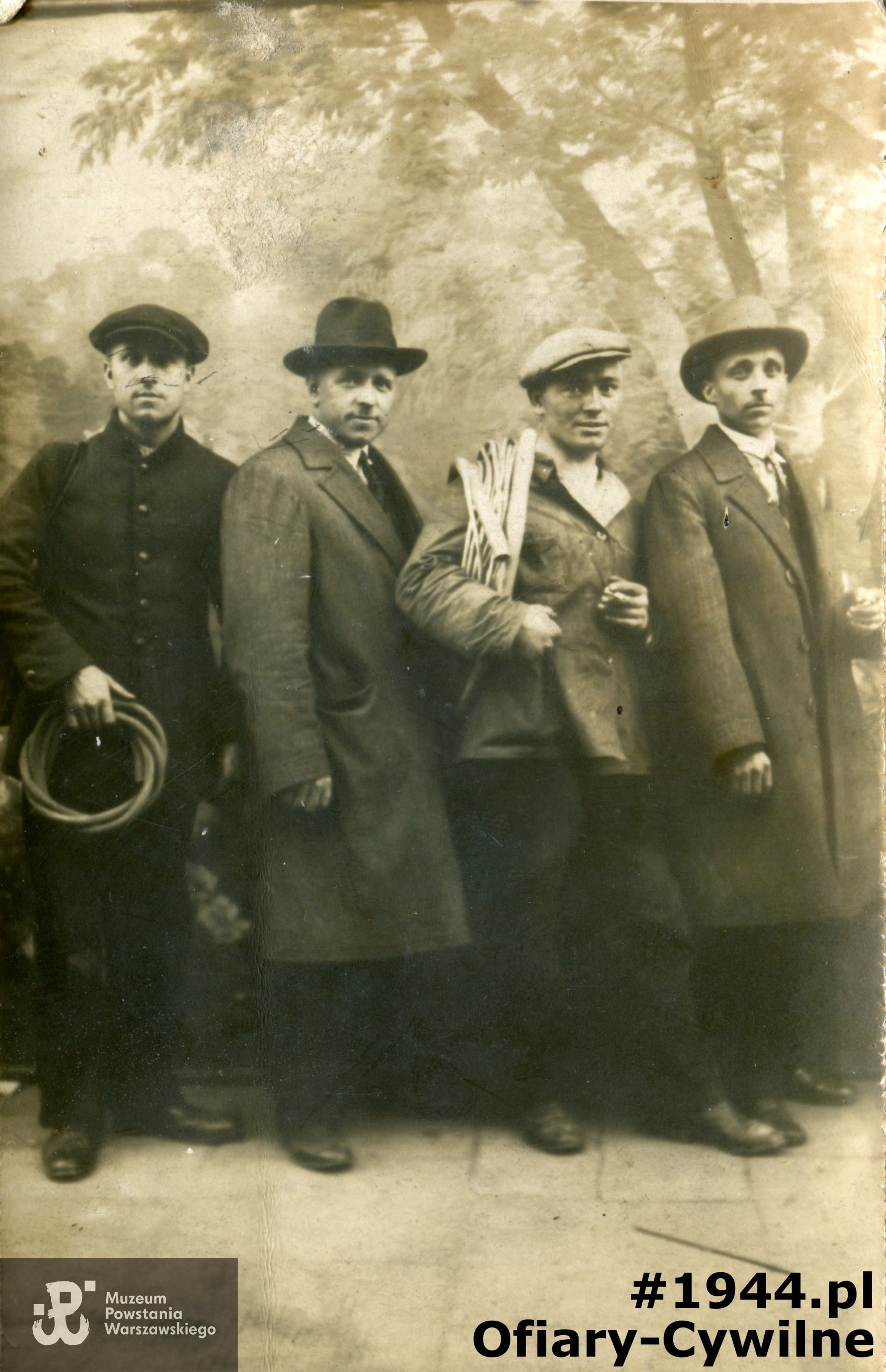 Pracownicy wytwórni aparatów piwnych i urządzeń gastronomicznych „P.Karwat i S. Waracki”, od lewej:  Franciszek Karwat, Piotr Karwat, Wacław Janiak, Stanisław Waracki, zdjęcie ze zbiorów rodzinnych pani Reginy Borkowskiej z domu Karwat