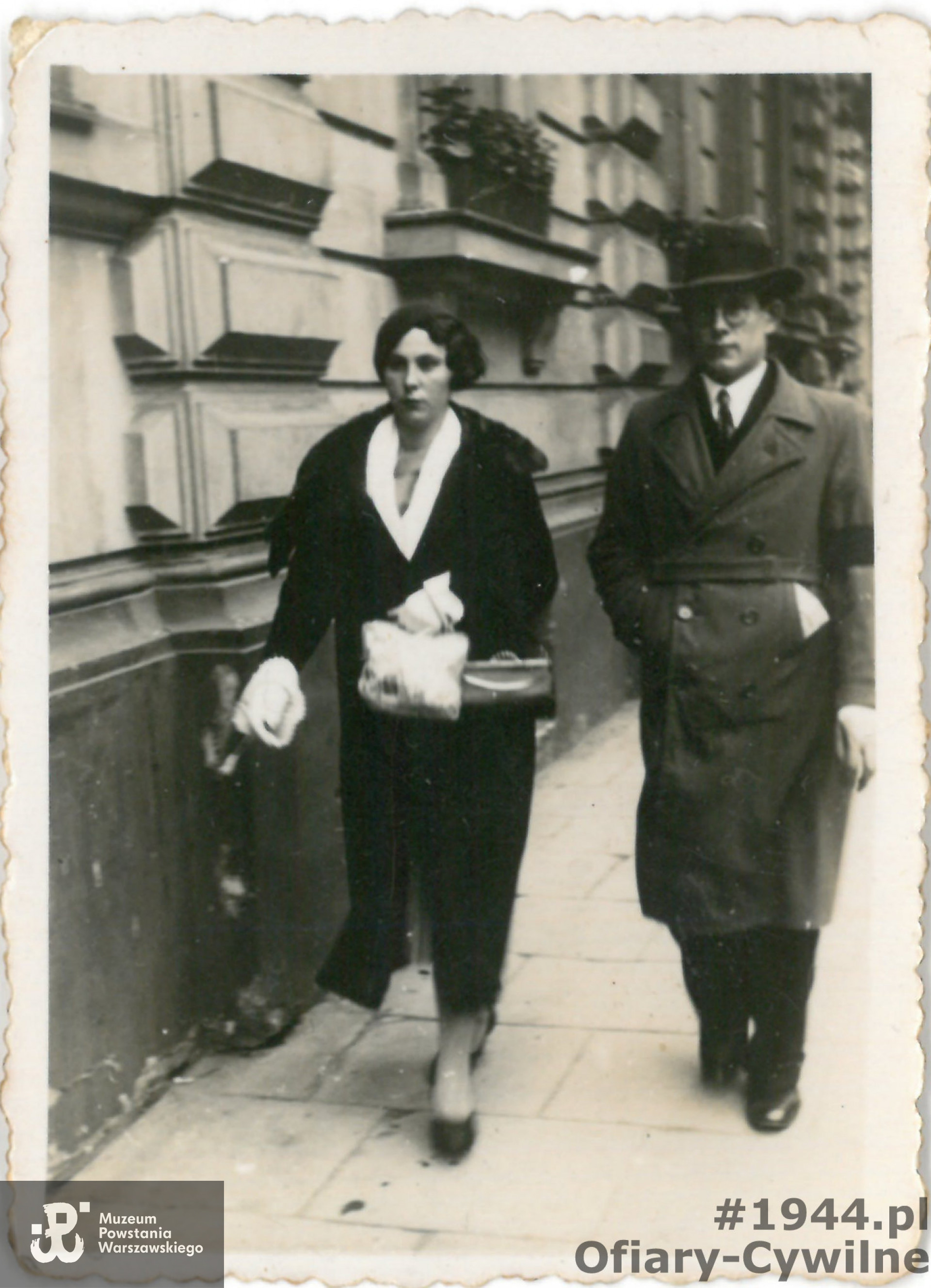 Jerzy Krawczyk wraz z żoną Janiną idą Al. Ujazdowskimi do Belwederu by dokonać wpisu kondolencyjnego w związku ze śmiercią Józefa Piłsudskiego, zdjęcie udostępnione przez córkę panią Marię Jarymowicz