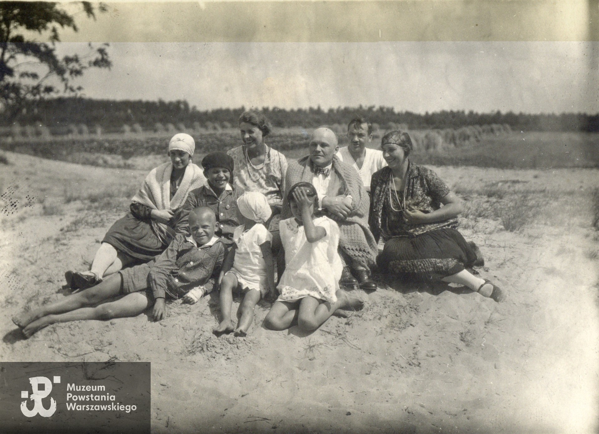 Rodzina Gosławskich i Borowskich (Antonina Borowska widoczna jest pierwsza z prawej strony, za nią w białej koszuli mąż Zygmunt), fotografia ze zbiorów rodzinnych udostępnił p. Piotr Blak