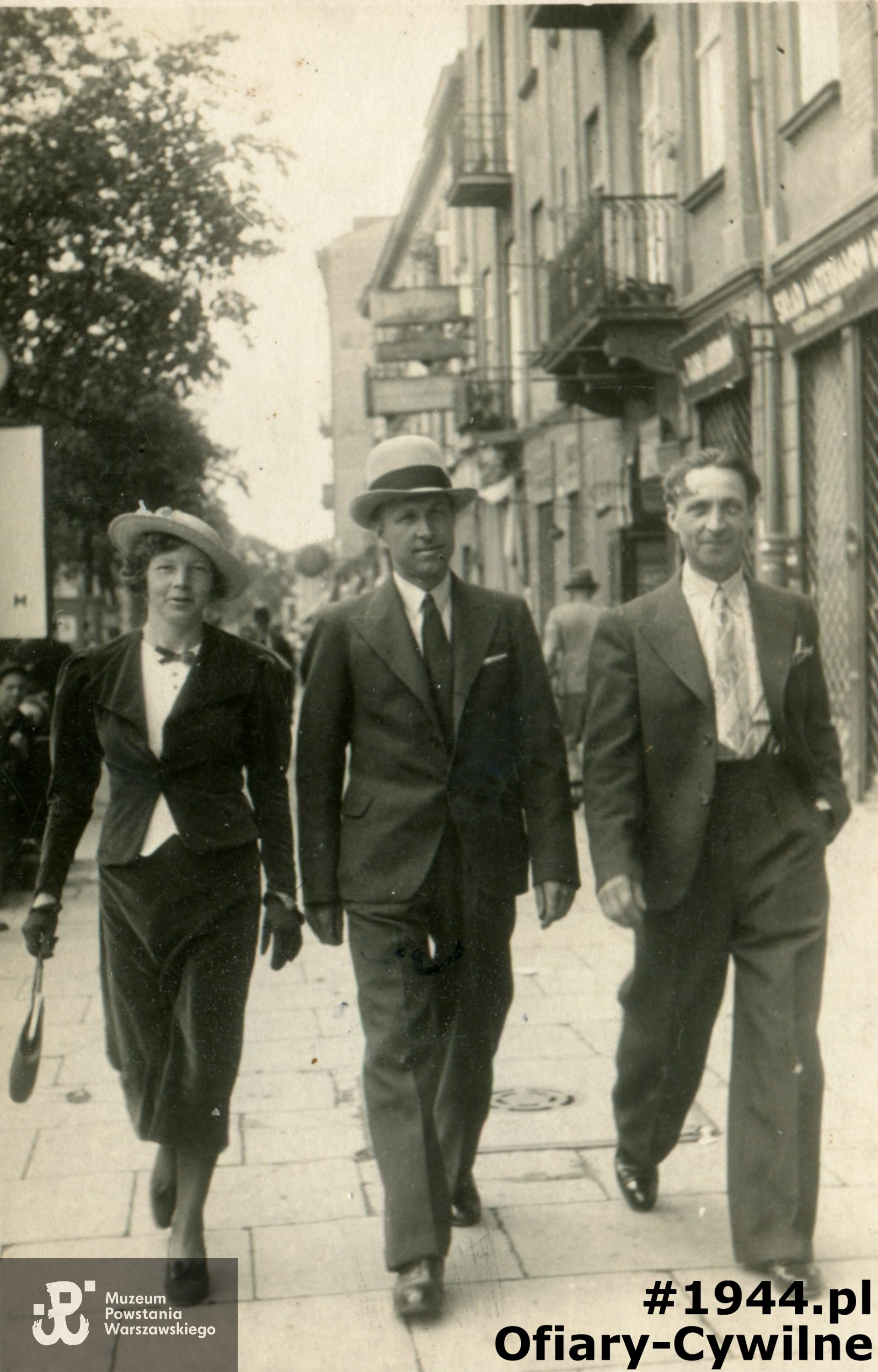 Franciszek Karwat w środku na zdjęciu z Janem Warackim oraz jego żoną, zdjęcie ze zbiorów rodzinnych pani Reginy Borkowskiej z domu Karwat