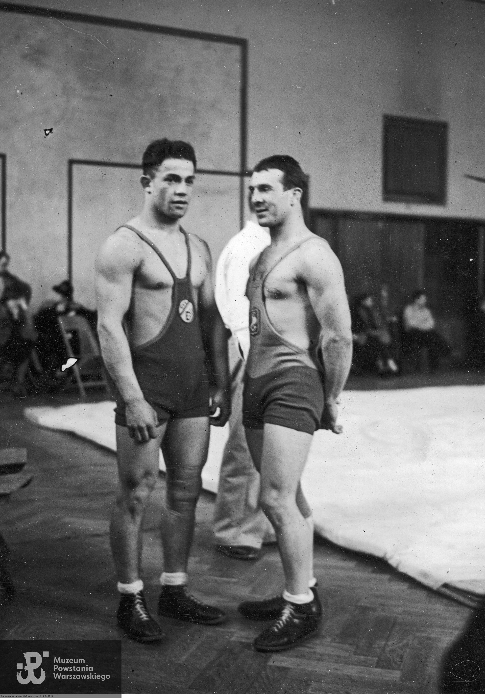 Marzec 1939 r. Brązowy medalista w wadze do 67 kg Marian Świętosławski (z lewej) i Henryk Szlązak, zdjęcie ze zbiorów Narodowego Archiwum Cyfrowego sygnatura: 1-S-3455-3
