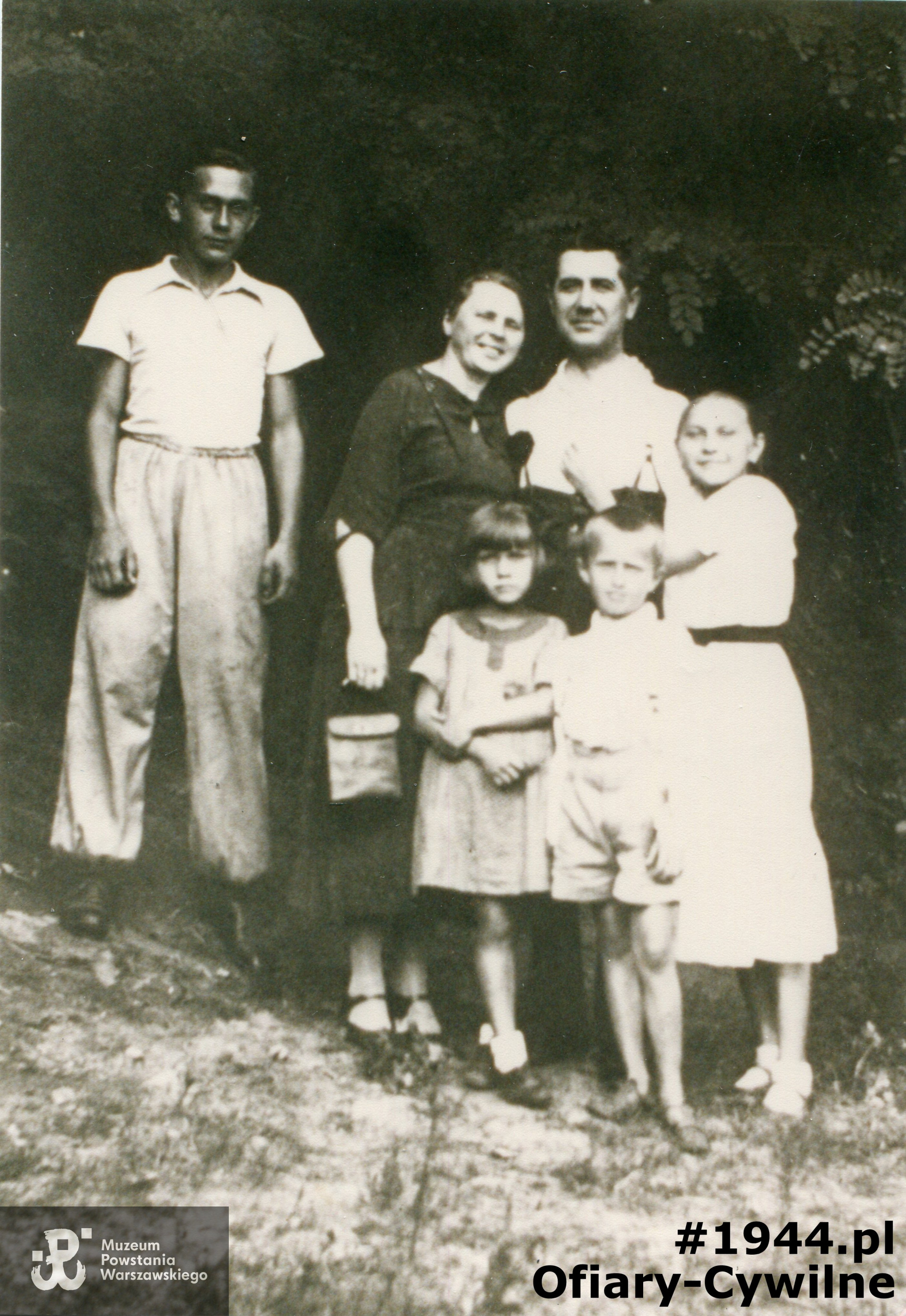 Rodzina Stahl; od lewej Jerzy, matka Otylia, ojciec Bernard, Hanna, u dołu z lewej Elżbieta, zdjęcie ze zbiorów pani Emili Wiediger