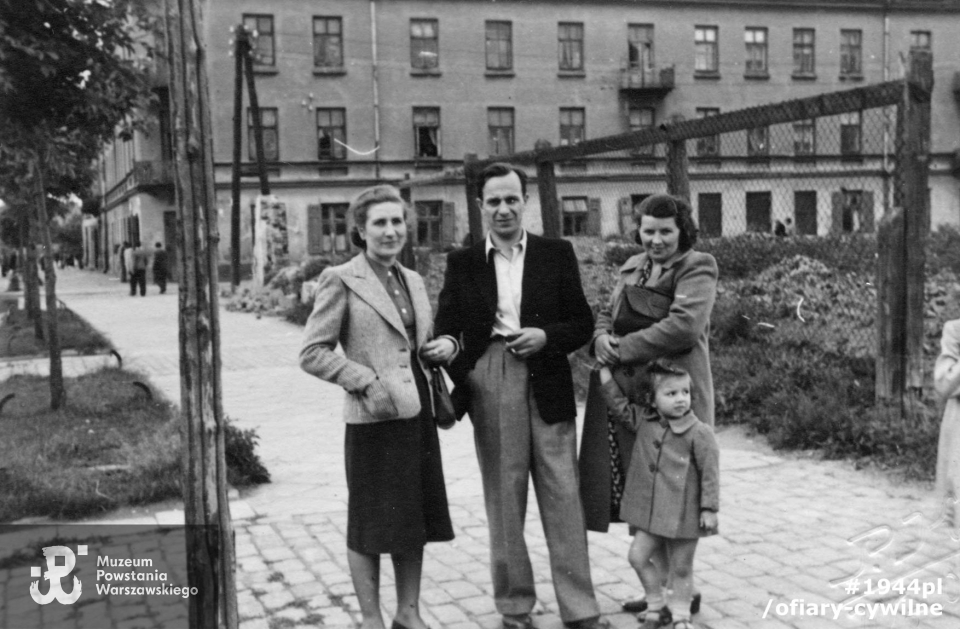 Piotr i Stanisława Kodorscy z córką Irenką, pierwsza z lewej Pani Wróblewska, fotografia ze zbiorów Muzeum Powstania Warszawskiego syg. MPW-IP/7890 (dar Pani Bożeny Jóźwiak)