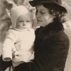 Janina Zielińska trzyma na rękach córeczkę Teresą, zdjęcie udostępnił p. Krzysztof Ścisłowski