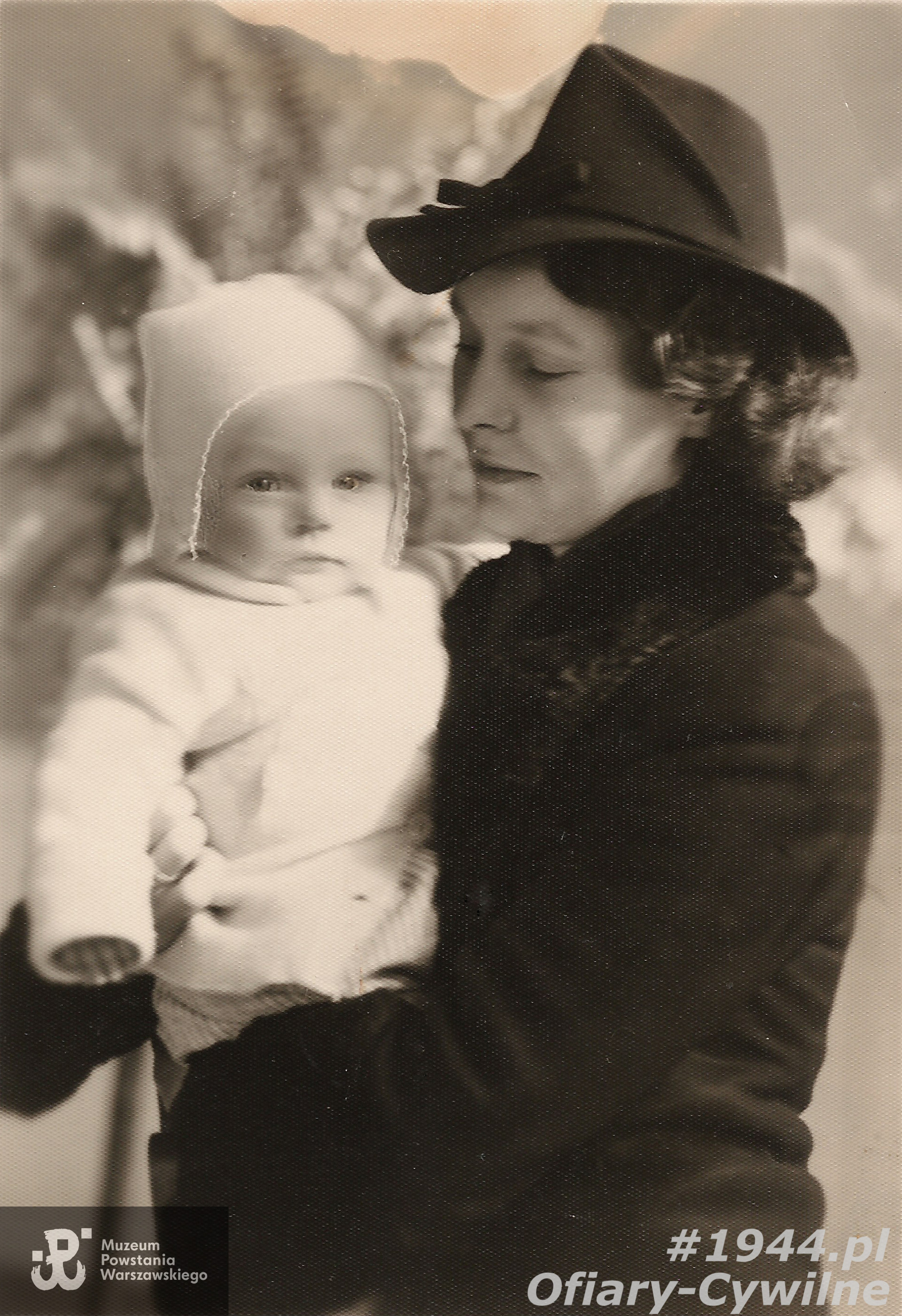 Teresa trzymana przez mamę Janinę, zdjęcie udostępnił p. Krzysztof Ścisłowski