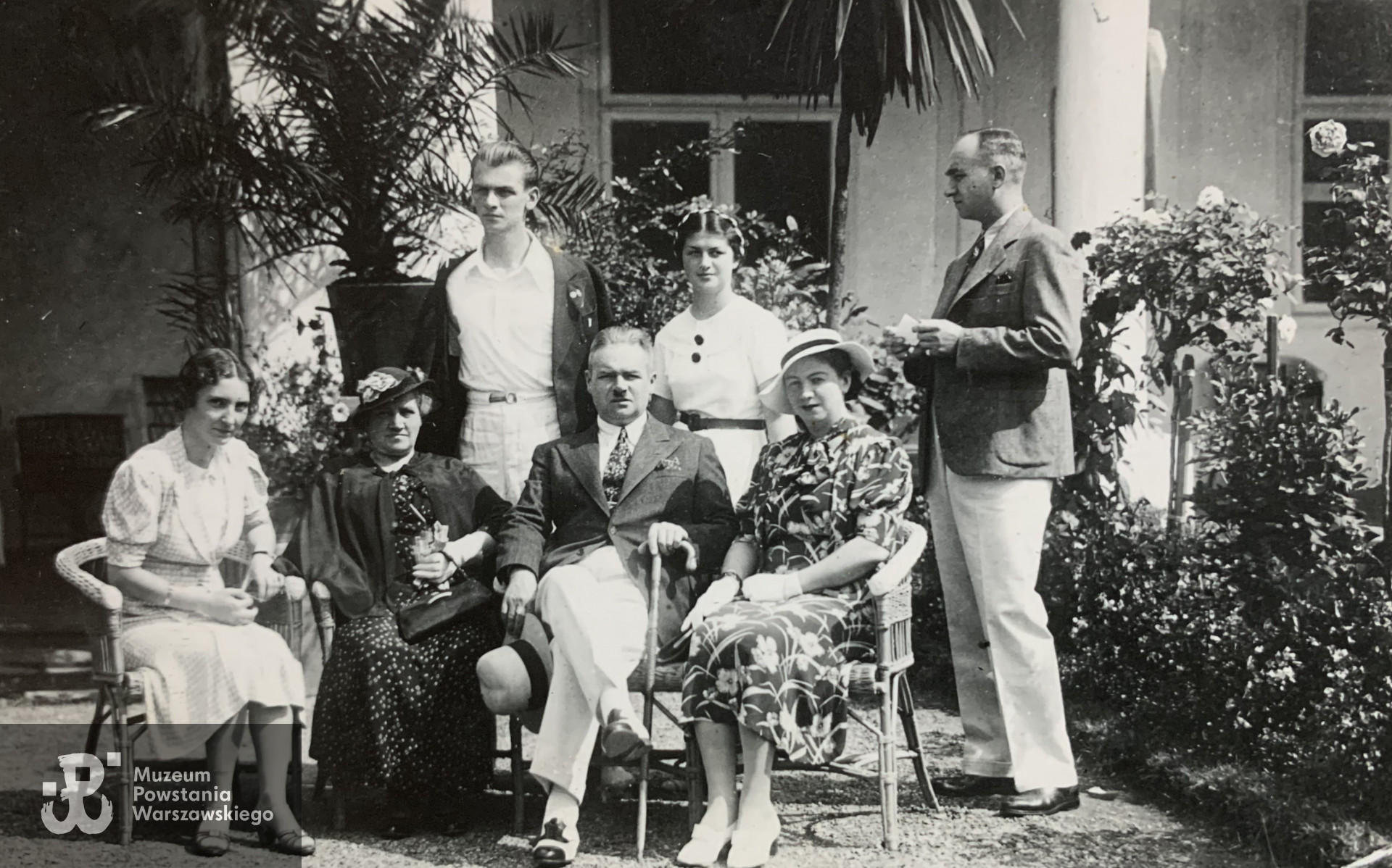 W środku stoją Stanisław Zuchowicz jego siostra Zofia poniże nich siedzi ich ojciec Leonard, pozostałe osoby NN, fotografię udostępnił Pan Bartosz Kowaliczek