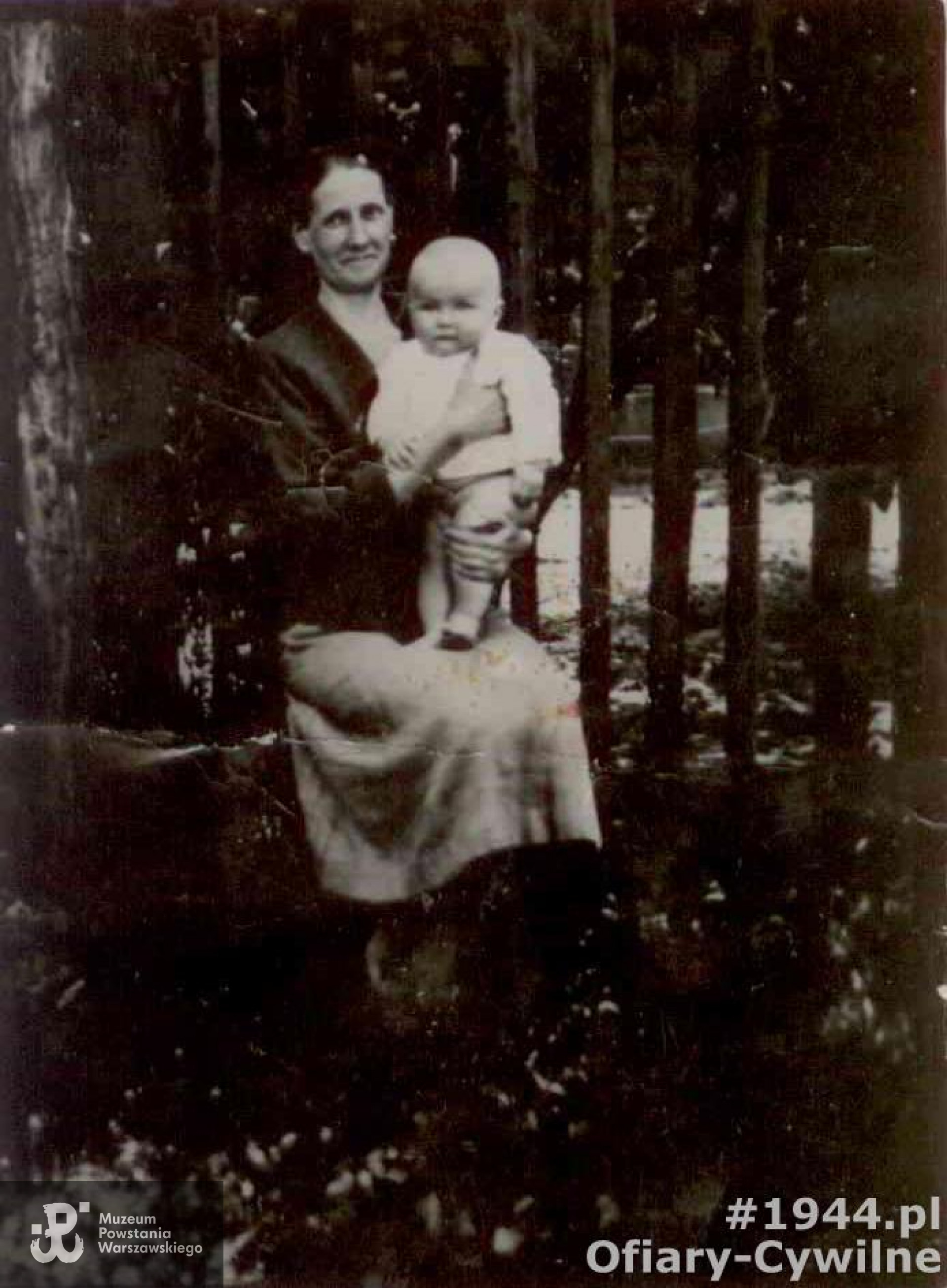 Stefania Noińska wraz z wnukiem, zdjęcie wykonane w 1944 r. udostępnione przez p. Bogdana Soporowskiego
