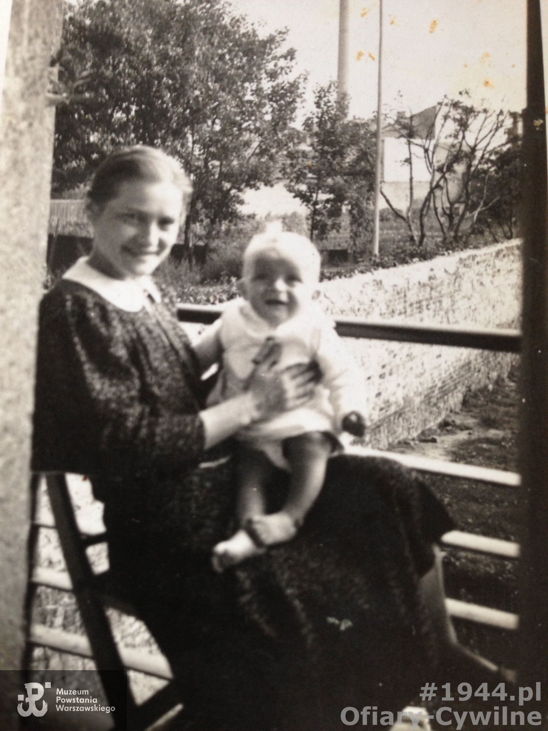 Joanna Kwiatek wraz z synem swojej przyrodniej siostry Andrzejem Święckim, zdjęcie wykonane na balkonie w mieszkaniu przy ul. Wawelberga 18, udostępniła pani Anna Kawska 